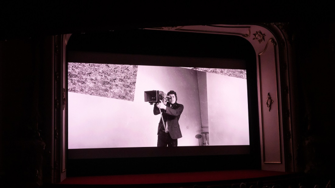 filmas kadrs uz ekrāna