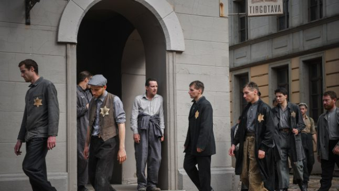 Publiskots treileris jaunajai Simtgades filmai “Tēvs Nakts”