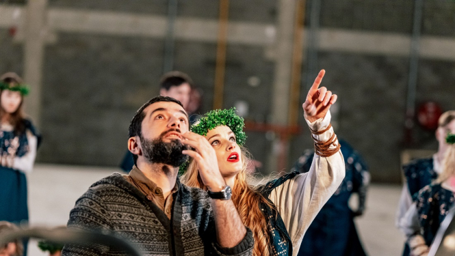 Režisors Aiks Karapetjans darba momentā