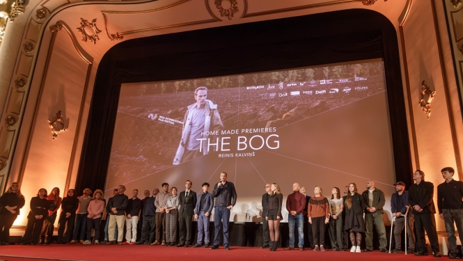 filmas grupa uz skatuves