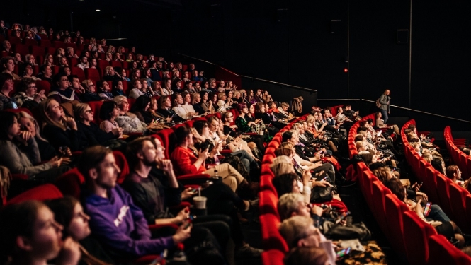 skatītāji kinozālē