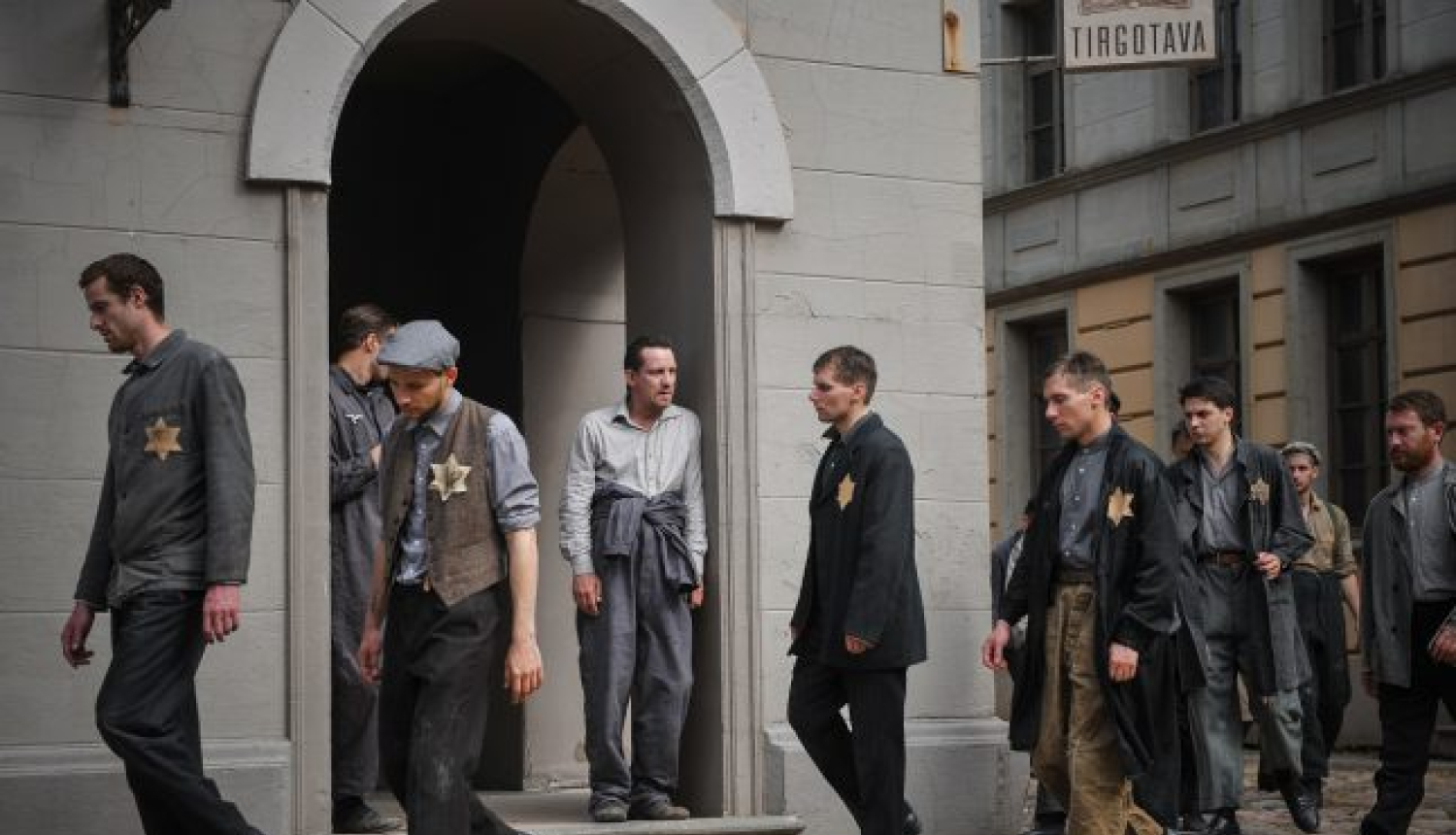 Publiskots treileris jaunajai Simtgades filmai “Tēvs Nakts”