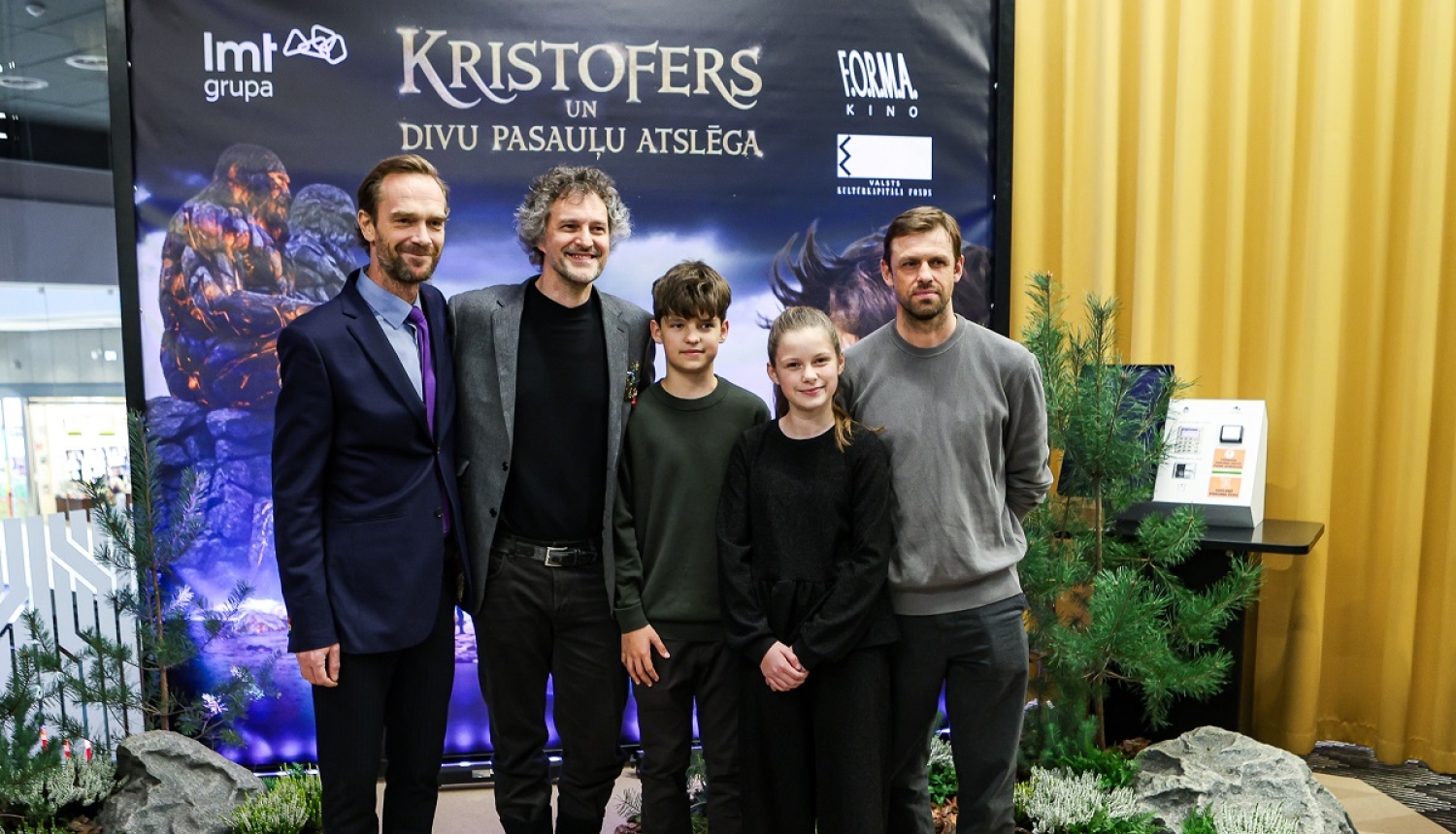 grupa pie plakāta