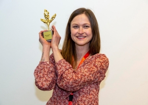 Režisore Alīna Gorlova ar balvu "Golden Lily"