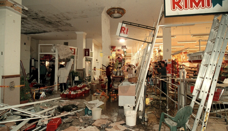 Pārtikas veikala telpas ar izgāztām konstrukcijām un plauktiem, izbirušām precēm.