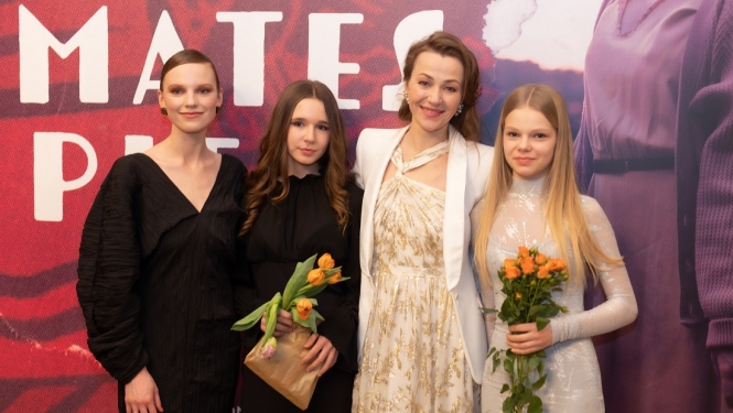 Mātes piens, četras aktrises