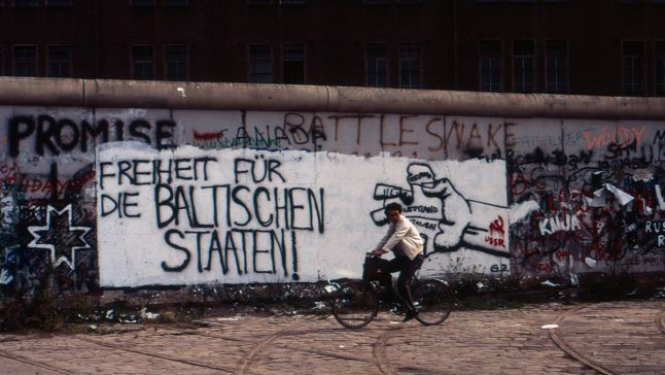 Berlīnes mūra krišanas jubilejā demonstrē Simtgades filmu “Paradīze ‘89”