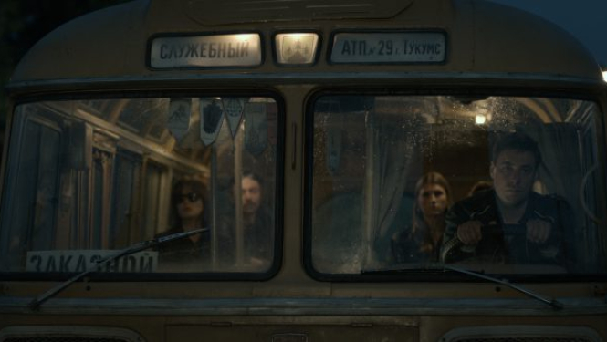 Latvijā sāk demonstrēt Alekseja Učiteļa spēlfilmu “Cojs”