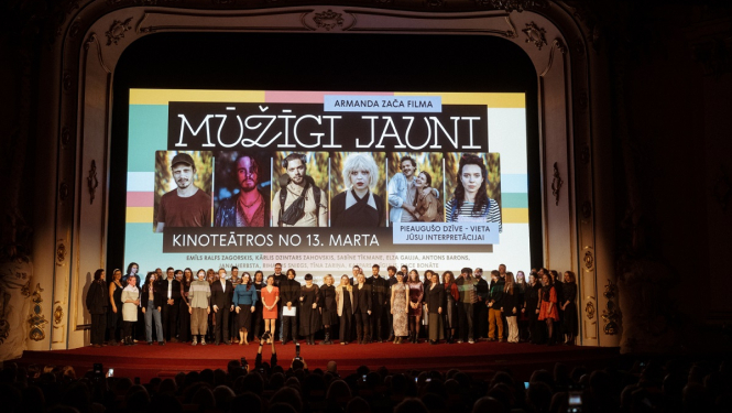 filmas grupa uz skatuves