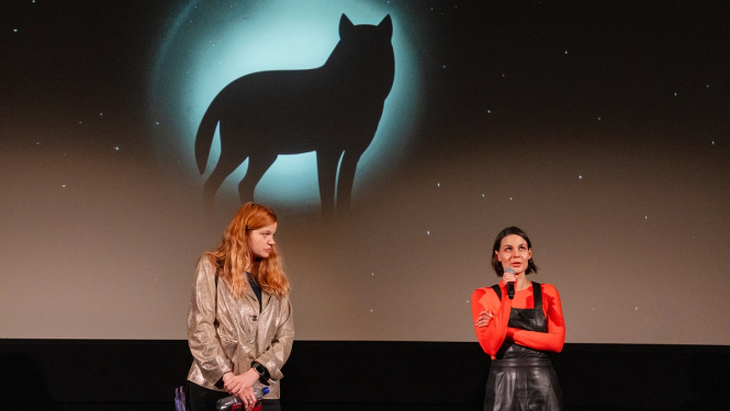 režisore un aktrise uz skatuves