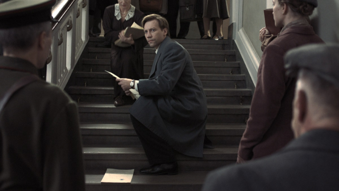 filmas kadrs uz kāpnēm