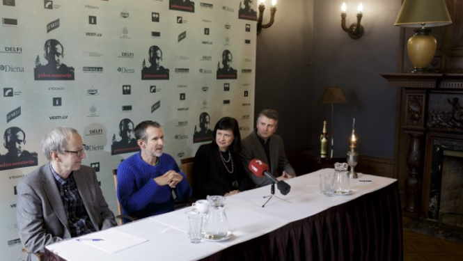 Ulrihs Matess ierodas uz Dāvja Sīmaņa filmas pirmizrādi
