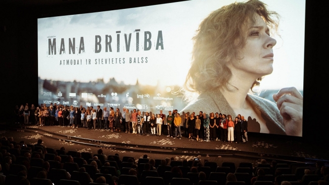filmas grupa uz skatuves pirmizrādē