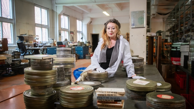 Ilona Brūvere filmu montāžas telpā