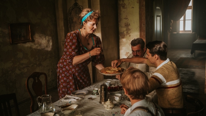Eglīšu ģimene pie galda