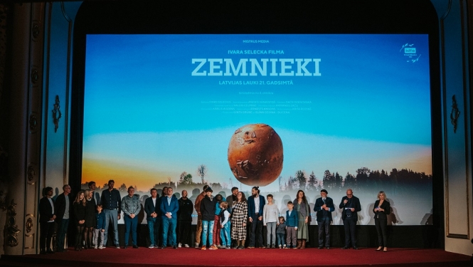 Filmas grupa un varoņi pirmizrādē uz skatuves
