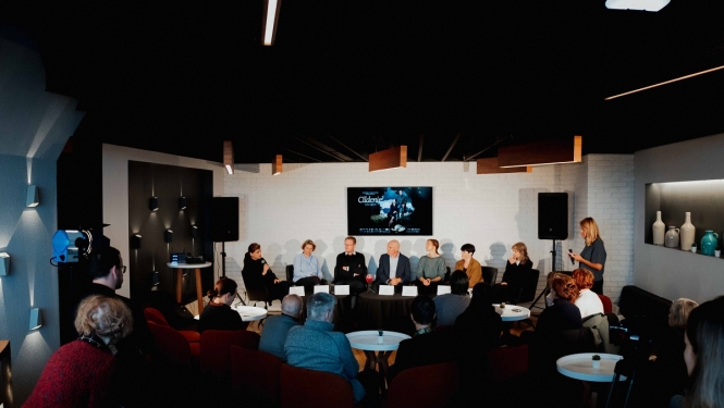 filmas grupa preses konferencē