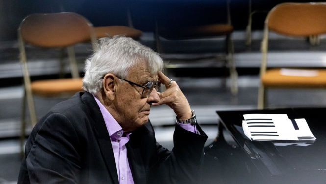 Varis Brasla izrādes mēģinājumā