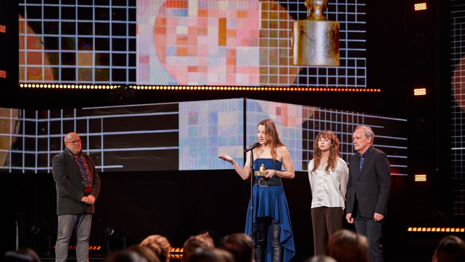 balvas pasniegšana LTV ēterā