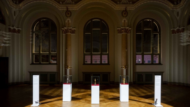 trīs balvas eksponētas