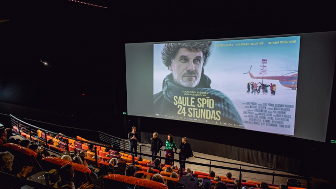 Filmas grupa tiekas ar skatītājiem kinoteātrī "Apollo"