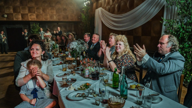 filmēšanas moments pie galda