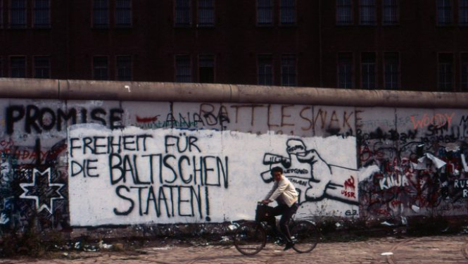 Berlīnes mūra krišanas jubilejā demonstrē Simtgades filmu “Paradīze ‘89”