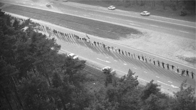Tautas frontes muzejā demonstrēs dokumentālo filmu “Baltijas brīvības ceļš”