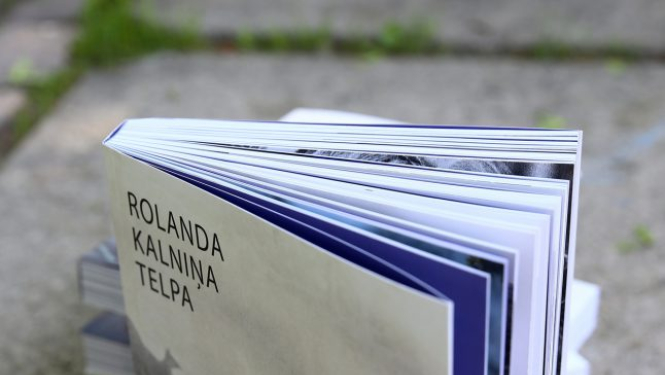 Iznākusi grāmata “Rolanda Kalniņa telpa”