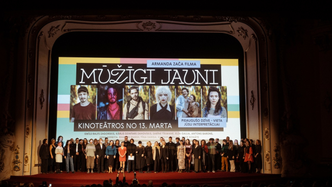 filmas grupa uz skatuves