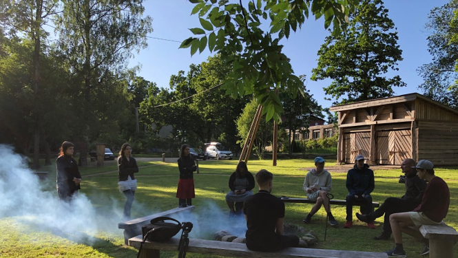 nometnes jaunieši pie ugunskura