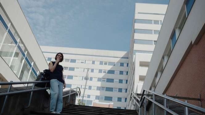 aktrise uz slimnīcas kāpnēm