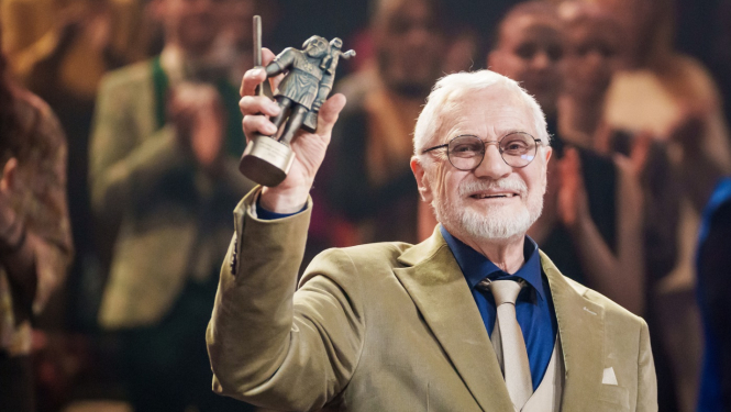 Pēteris Krilovs ar balvu