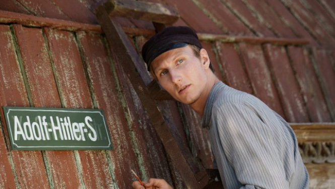 Klajā nāk Viestura Kairiša jaunās spēlfilmas “Piļsāta pi upis / Pilsēta pie upes” treileris