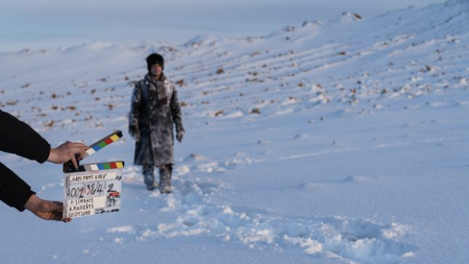 Dāvis Sīmanis sāk uzņemt spēlfilmu “Gads pirms kara”