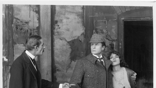 Šerloks Holmss mēmajā filmā ar džeza pavadījumu