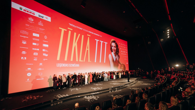 filmas grupa uz skatuves