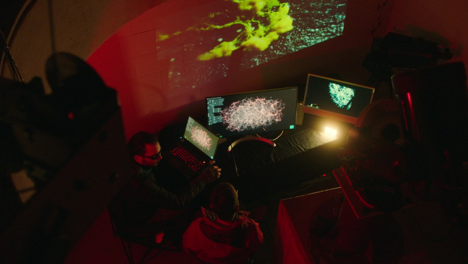 Kadrs no filmas laboratorijā