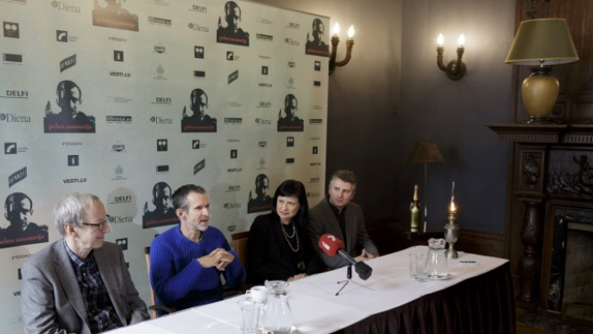 Ulrihs Matess ierodas uz Dāvja Sīmaņa filmas pirmizrādi