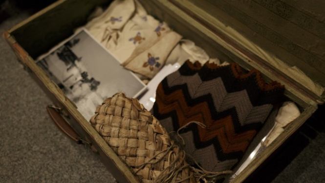 “Melānijas hronika” dāvina rekvizītus Kino muzejam