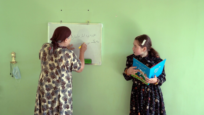 Hava mācās rakstīt