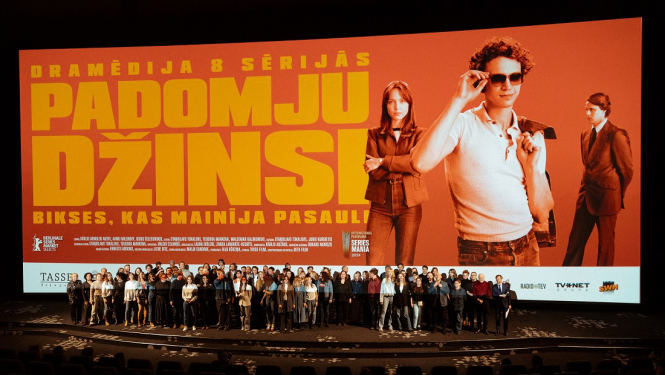 filmas grupa uz skatuves