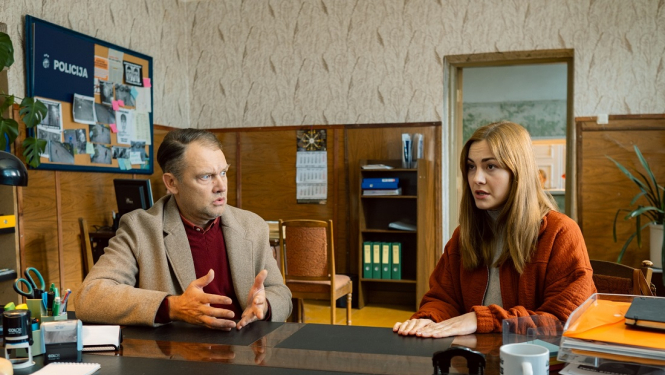 filmas kadrs policijas kabinetā