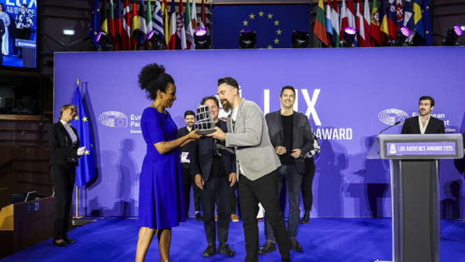 balvas pasniegšana uz skatuves