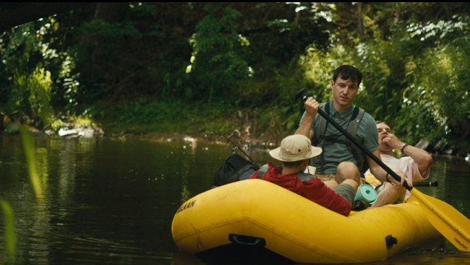 Kadrs no filmas - laiva upē