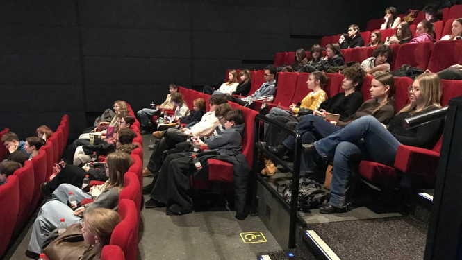 jaunieši kinozālē