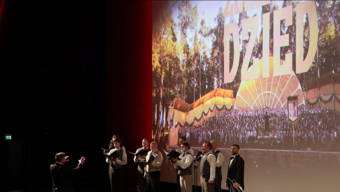 mūziķi uz skatuves