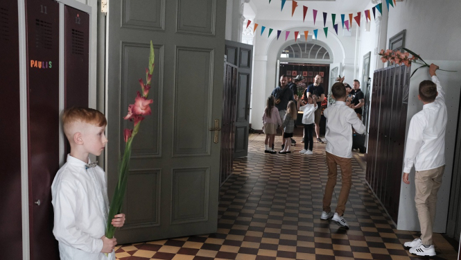 Filmēšana skolas gaitenī