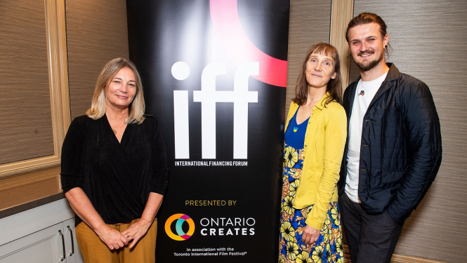 Signe un Dominiks pie Foruma plakāta