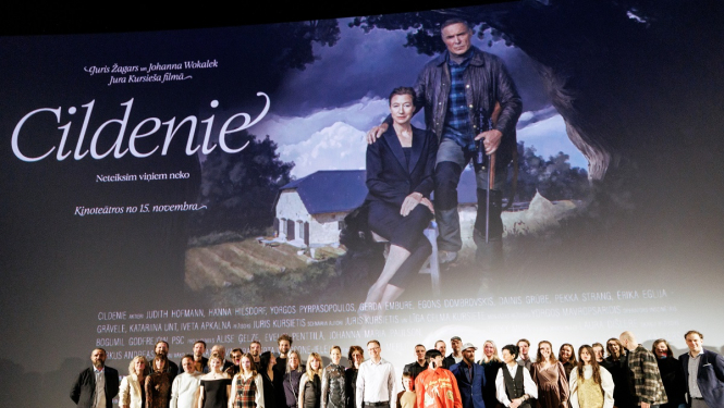 filmas grupa uz skatuves pirmizrādē